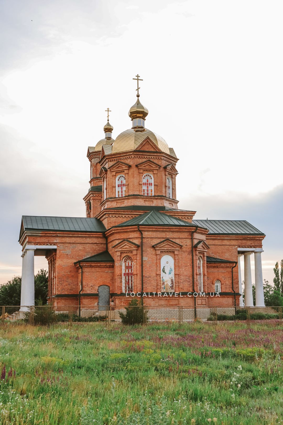 Фото раздоров. Конские раздоры Запорожская область. Храм в конских Раздорах. Крестовоздвиженский храм Уфа.