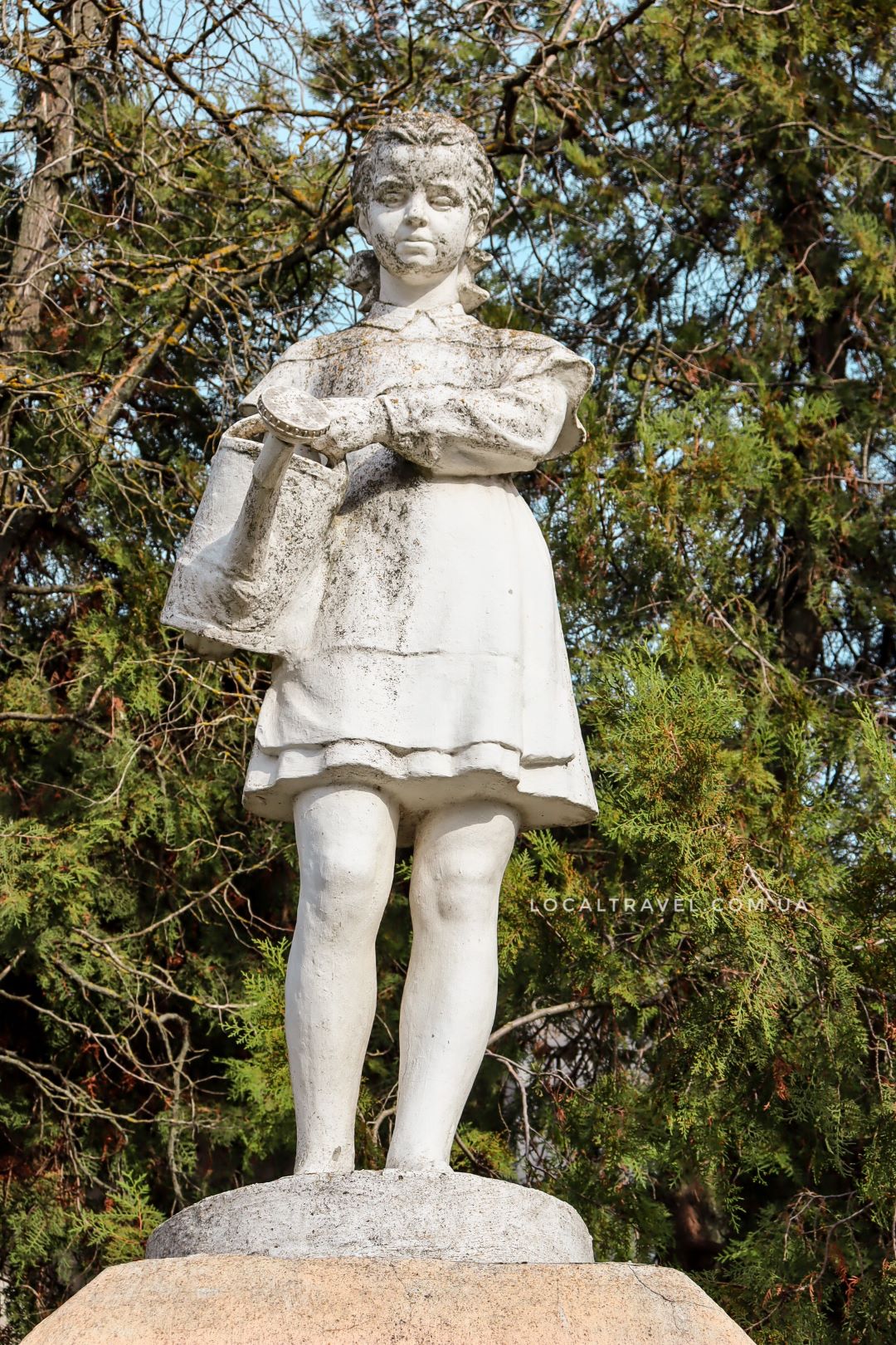 Скульптура "Дівчина з лійкою"