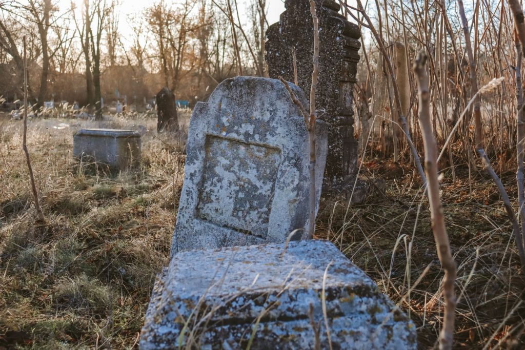 Старые надгробия на еврейском кладбище