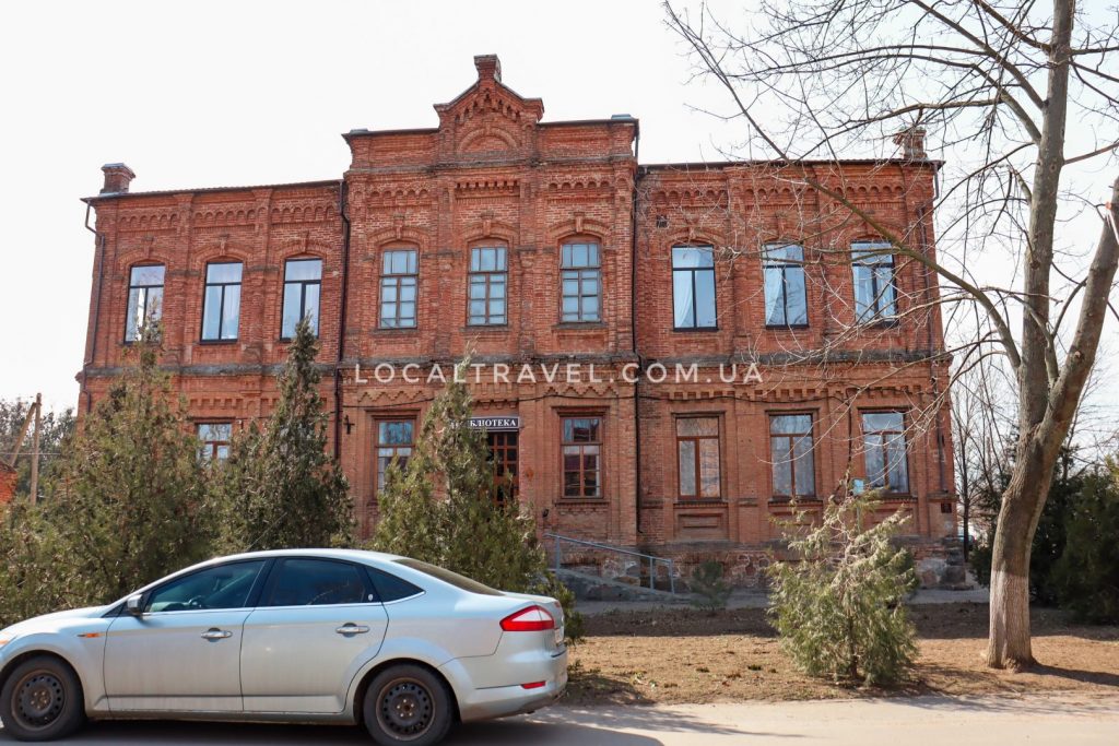 Здание училища в Приморске