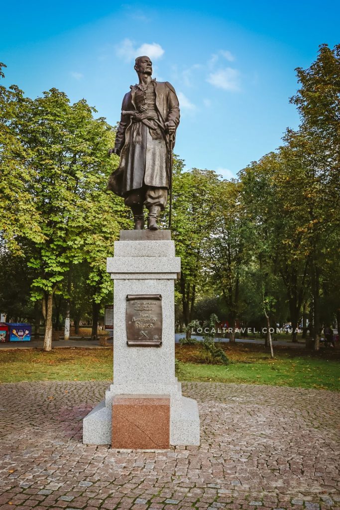 Памятник Ивану Сирко в городе Покров