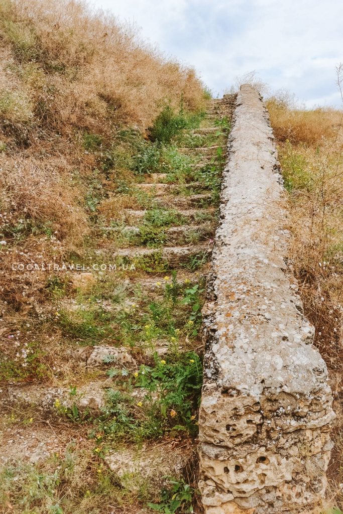Старовинні кам'яні сходи до річки Козак