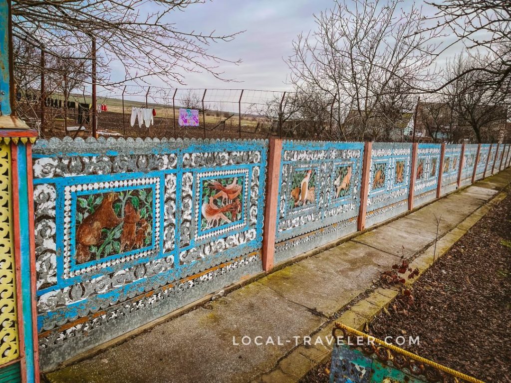 Резной металлический забор в селе Дмитровка