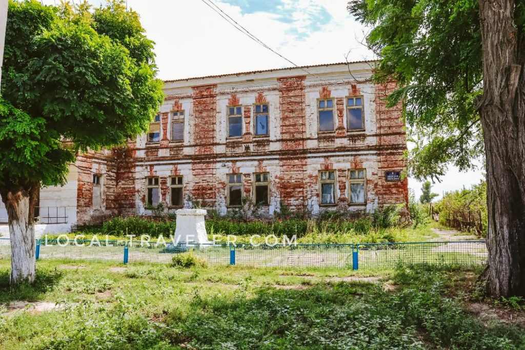 Здание бывшего Мариинского училища для глухонемых. Здание бывшего Мариинского училища для глухонемых. Фото 2024 года