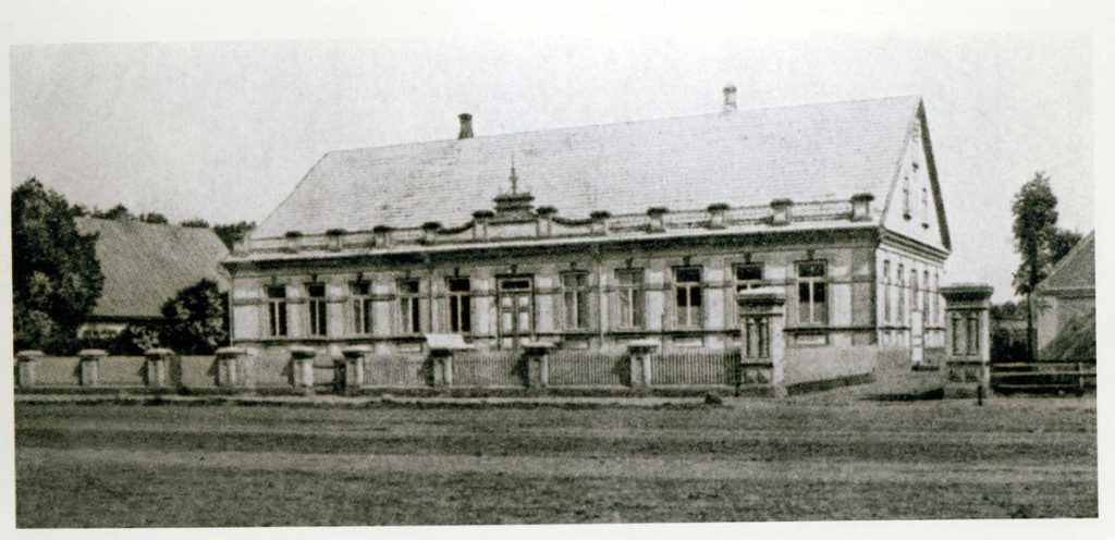 Школа для девочек в Тиге. Ретро-фото Школа для девочек в Тиге. Ретро-фото