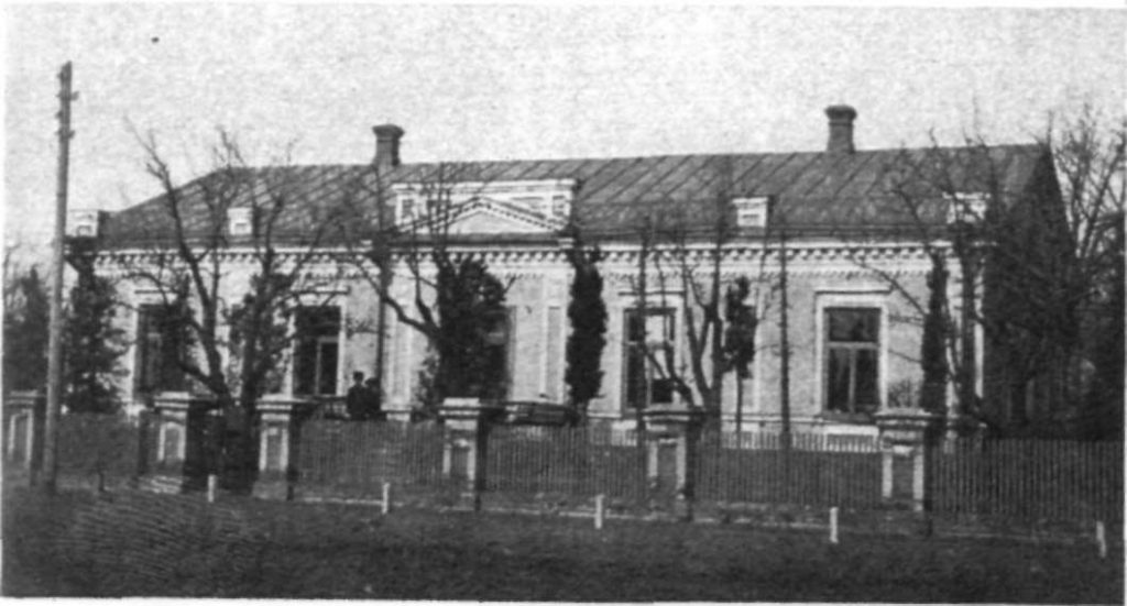 Начальная школа в Тиге. Ретро-фото Начальная школа в Тиге. Ретро-фото