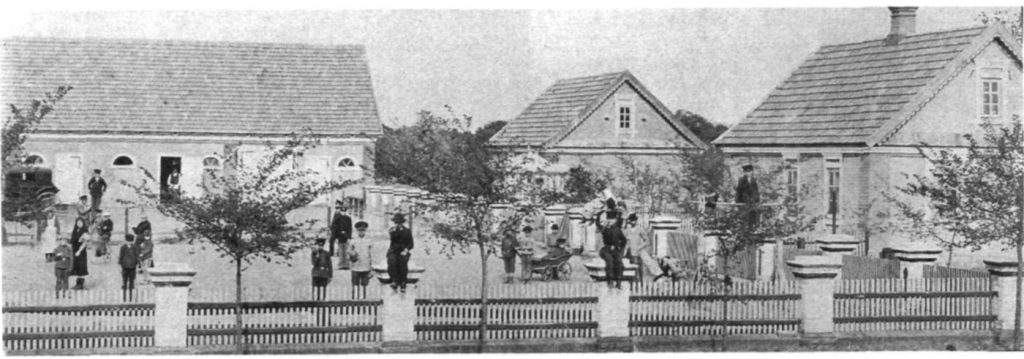 Внутренний двор Мариинского училища для глухонемых в Тиге. Ретро-фото Внутренний двор Мариинского училища для глухонемых в Тиге. Ретро-фото