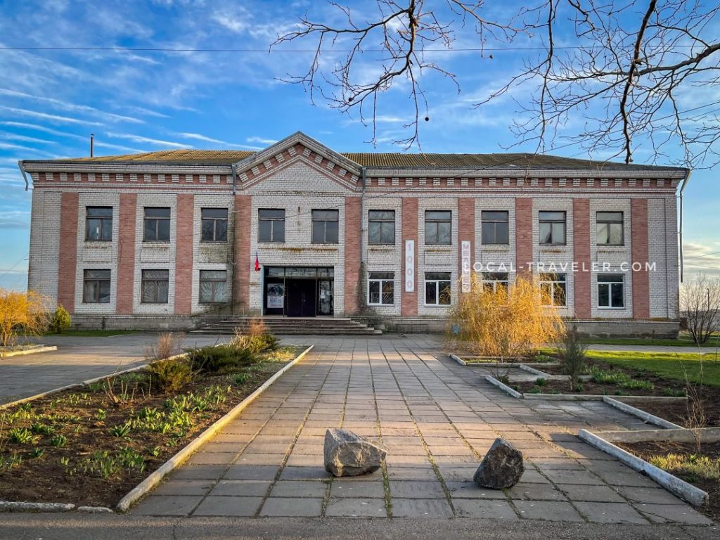Село Володимирівка, Якимівський район Будівля адміністрації. Село Володимирівка, Якимівський район