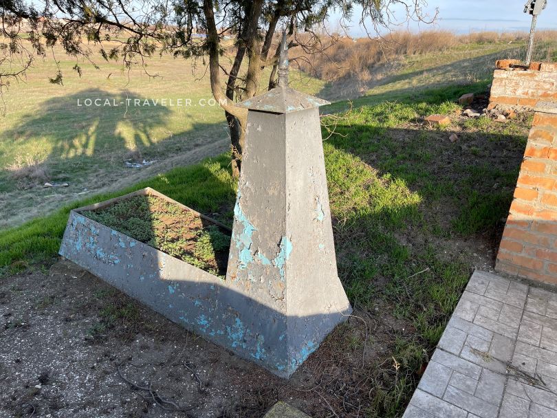 Братська могила між селами Володимирівка та Олександрівка Братська могила між селами Володимирівка та Олександрівка