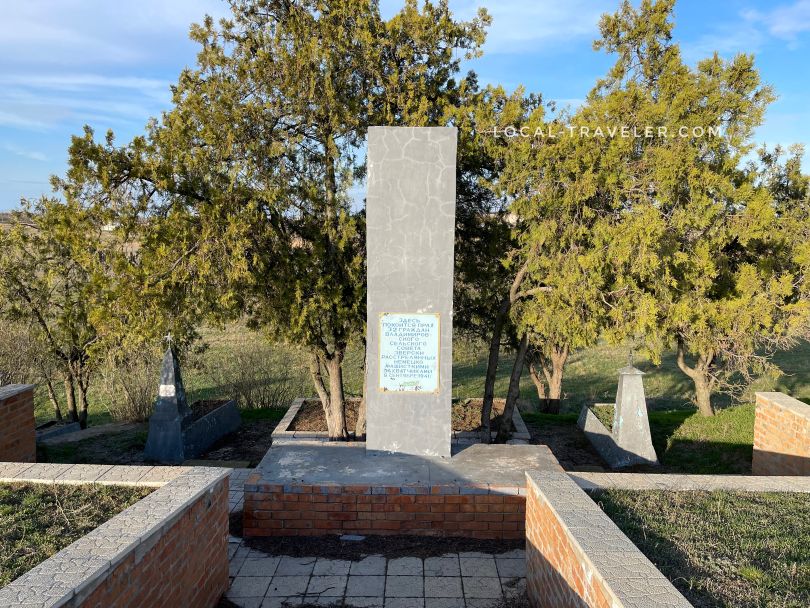 Братська могила між селами Володимирівка та Олександрівка Братська могила між селами Володимирівка та Олександрівка